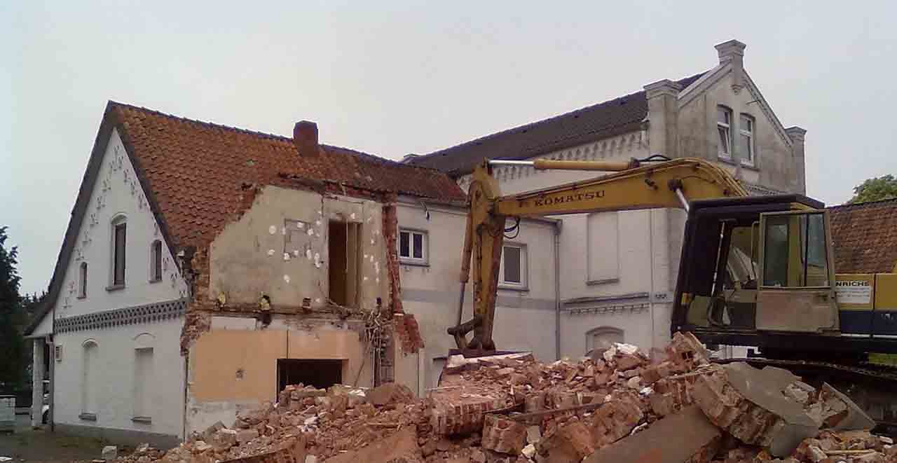 Haussabbruch mit Bagger